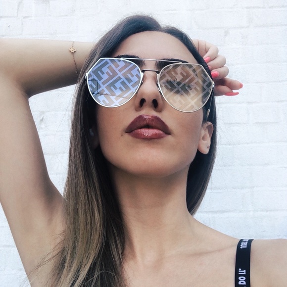 Meet your Posher, Designer - Picture 2 of 3